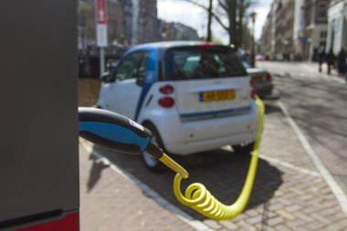 Amsterdam, Hollanda 14 Nisan 2012. bir kentsel ortamda elektrikli araç