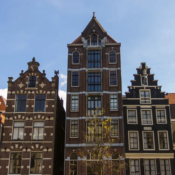 Amsterdam, die Niederlande. Typisches architektonisches Detail alter Häuser — Stockfoto