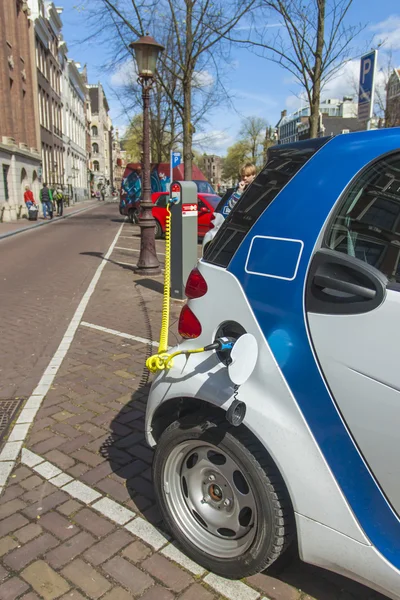 Ámsterdam, Países Bajos 14 de abril de 2012. Vehículo eléctrico en un entorno urbano — Foto de Stock