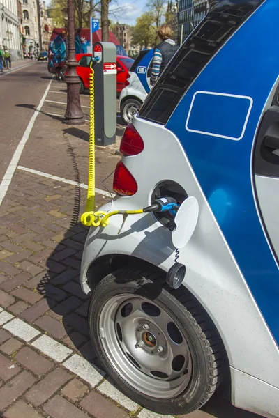 Amsterdam, Nederland, 14 april 2012. elektrisch voertuig in een stedelijke omgeving — Stockfoto
