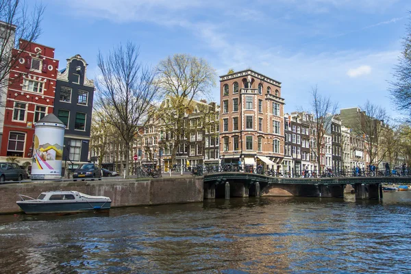 Ámsterdam, Países Bajos, 14 de abril de 2012. Vista urbana típica día de primavera — Foto de Stock