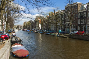 Amsterdam, Hollanda, 14 Nisan 2012. Kanal banka eski evleri