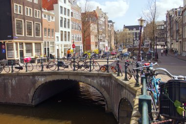 Amsterdam, Hollanda, 14 Nisan 2012. şehir merkezinde bir kanal üzerinden köprü