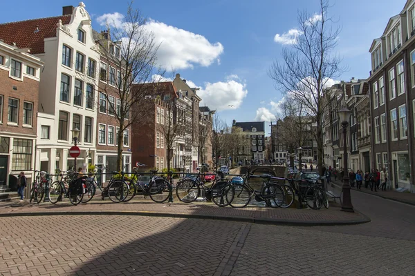 Amsterdam, Holandia, 14 kwietnia 2012. typowy krajobraz miejski w słoneczny wiosenny dzień — Zdjęcie stockowe