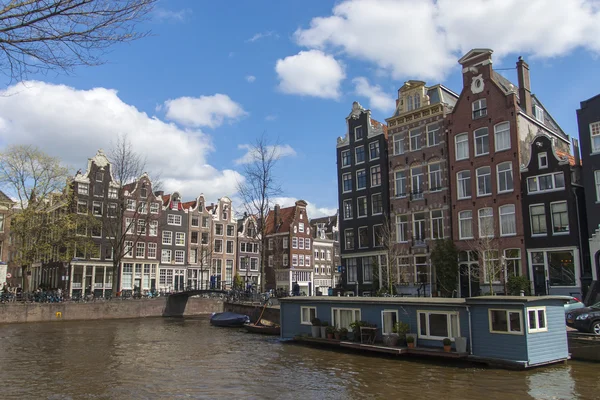 Amsterdam, Holandia, 14 kwietnia 2012. stare domy na brzegu kanału — Zdjęcie stockowe