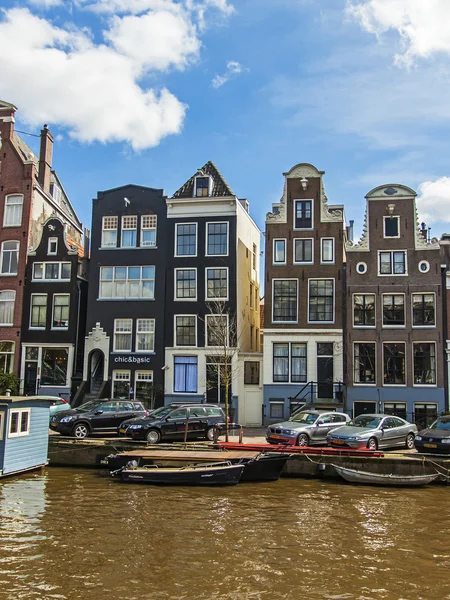 Amsterdam, Nizozemsko, 14 dubna 2012. staré domy na břehu kanálu — Stock fotografie