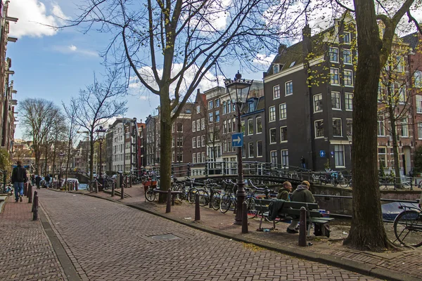 Amsterdam, Nederländerna, april 14, 2012. typiska urbana landskapet på en solig vårdag — Stockfoto