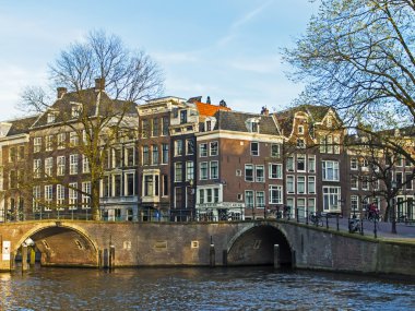 Amsterdam, Hollanda, 14 Nisan 2012. şehir merkezinde bir kanal üzerinden köprü
