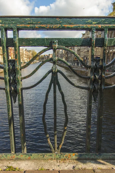 Amsterdam, Hollanda, 14 Nisan 2012. şehir merkezinde bir kanal üzerinden köprü — Stok fotoğraf