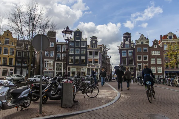 Ámsterdam, Países Bajos. Paisaje urbano típico en un soleado día de primavera — Foto de Stock