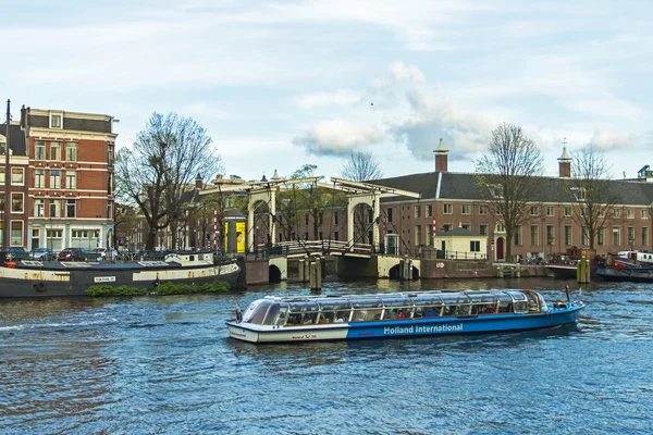 Amsterdam, Nizozemsko. typické městské krajině na slunný jarní den — Stock fotografie