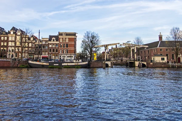 Ámsterdam, Países Bajos, 14 de abril de 2012. Vistas al río Amstel — Foto de Stock