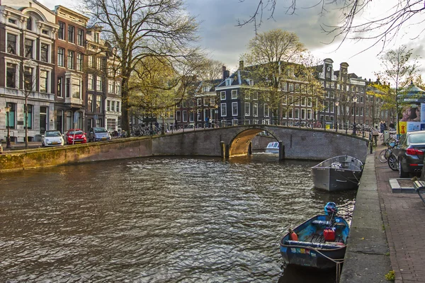 Amsterdam, Hollanda, 14 Nisan 2012. şehir merkezinde bir kanal üzerinden köprü — Stok fotoğraf