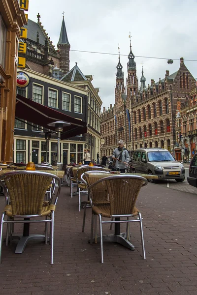 Amsterdam, Nederländerna. Café bord utomhus. turister vilar — Stockfoto