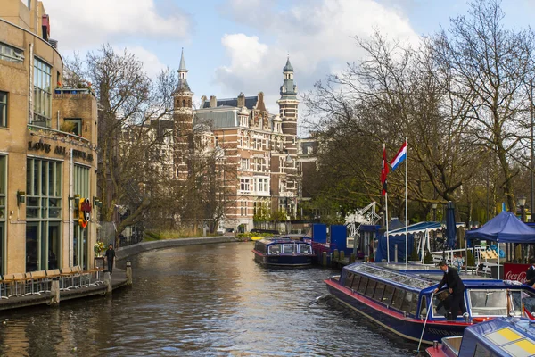 Amsterdam, Pays-Bas. Paysage urbain typique par une journée ensoleillée de printemps — Photo