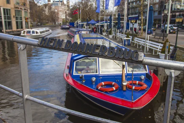 Amsterdam, Hollanda, 14 Nisan 2012. şehir merkezinde bir kanal üzerinden köprü — Stok fotoğraf