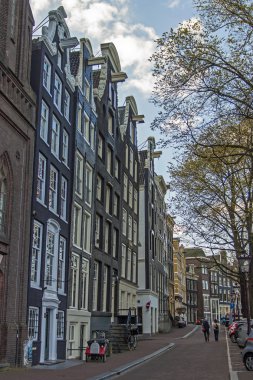 Amsterdam, Hollanda. güneşli bir bahar gününde tipik peyzaj