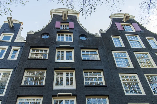 Ámsterdam, Países Bajos. Detalle arquitectónico típico de casas antiguas —  Fotos de Stock