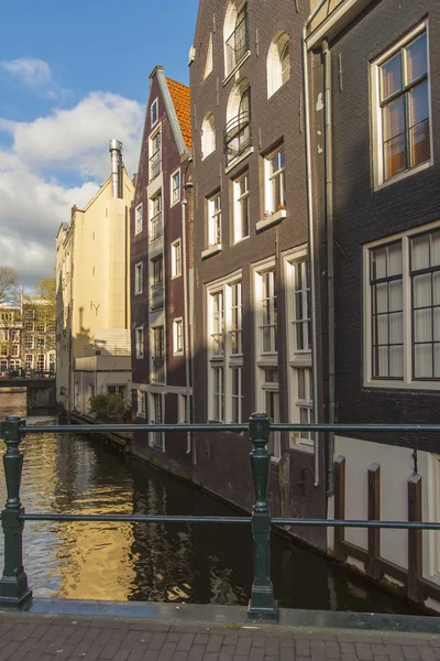 Amsterdam, Nizozemsko. typické městské krajině na slunný jarní den — Stock fotografie