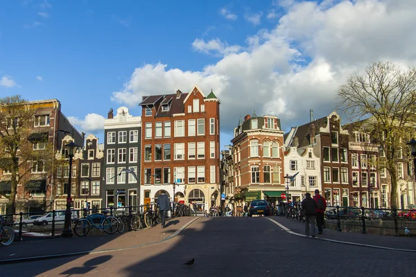 荷兰阿姆斯特丹。在一个阳光明媚的春日的典型城市景观 — 图库照片