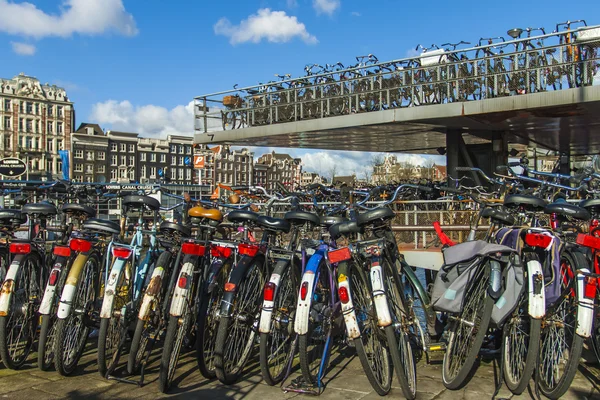 Amesterdão, Países Baixos. Estacionamento de bicicleta na rua da cidade — Fotografia de Stock