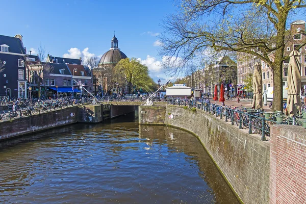 Amsterdam, Holandia. typowy krajobraz miejski w słoneczny wiosenny dzień — Zdjęcie stockowe