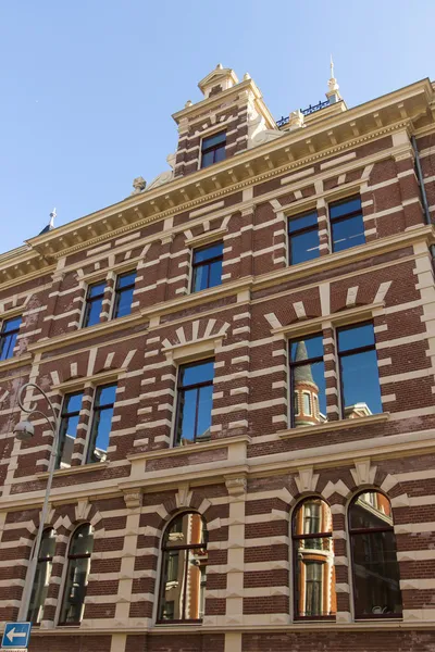 Amesterdão, Países Baixos. Detalhe arquitetônico típico de casas antigas — Fotografia de Stock