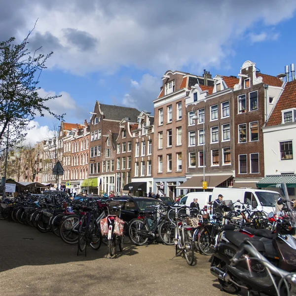 Ámsterdam, Países Bajos, 16 de abril de 2012. Típico paisaje urbano. Casas antiguas en el canal en la ciudad cente — Foto de Stock