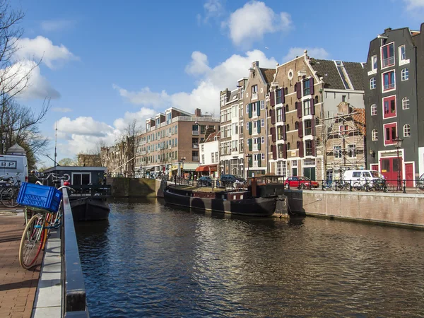 Amsterdã, Holanda, 16 de abril de 2012. Uma paisagem típica da cidade. Barcos residenciais no canal — Fotografia de Stock