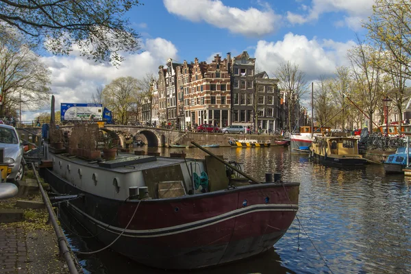 Amsterdam, Pays-Bas. Paysage urbain typique. Péniche sur le canal — Photo