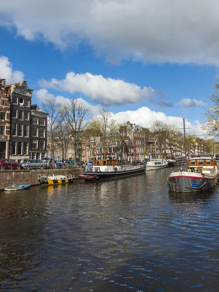 Ámsterdam, Países Bajos. Típico paisaje urbano. Casa flotante en el canal —  Fotos de Stock