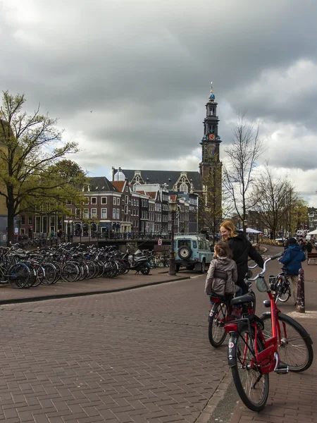 Amsterdam, Nizozemsko. typický charakter města. staré domy na kanálu v centru města — Stock fotografie