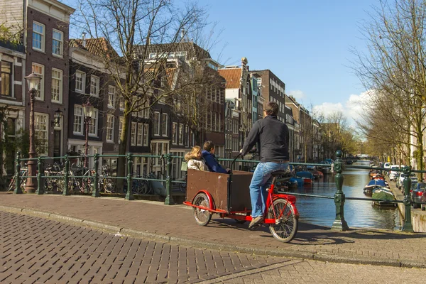 Amsterdam, Holandia. Typowy krajobraz miejski — Zdjęcie stockowe