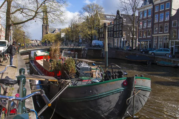 Amsterdam, The Netherlands, April 16, 2012 . Typical cityscape . Residential boats on the canal — Stock Photo, Image