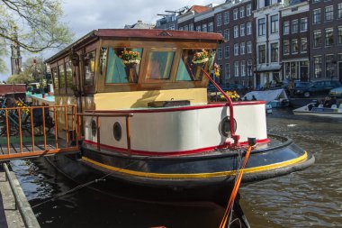 Amsterdam, Hollanda, 16 Nisan 2012. tipik cityscape. Kanal teknesinde