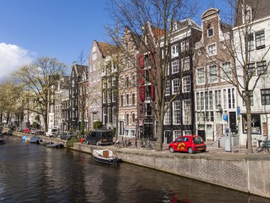Amsterdam, Hollanda. Kanal boyunca geleneksel mimarinin eski evleri ve onun yansıması.