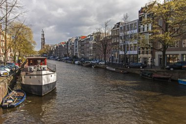 Amsterdam, Hollanda. Kanal boyunca geleneksel mimarinin eski evleri ve onun yansıması.
