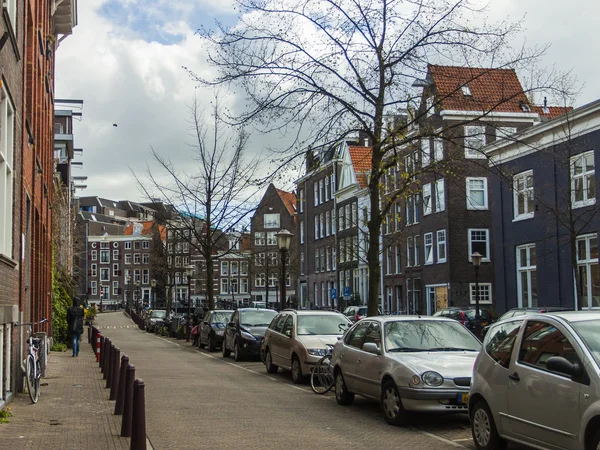 Amsterdam, Nizozemsko. typický charakter města. staré domy na kanálu v centru města — Stock fotografie