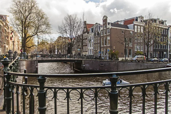 Amsterdam, Olanda. Vecchie case di architettura tradizionale lungo un canale e il suo riflesso — Foto Stock