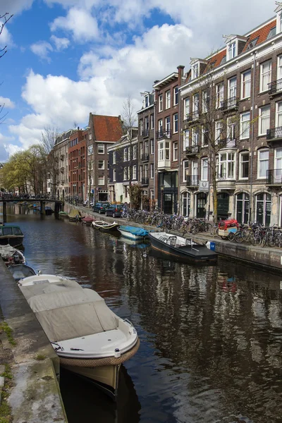 Amsterdam, Holandia. Stare domy tradycyjnej architektury wzdłuż kanału i jego odbicie — Zdjęcie stockowe