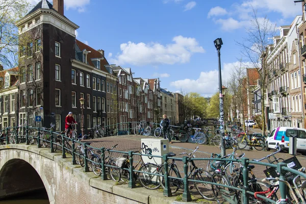 Амстердам, Голландия. Старый мост через канал в центре города — стоковое фото