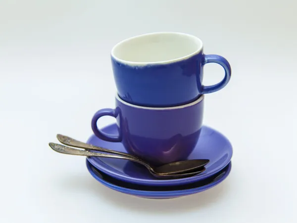 Синие кофейные чашки на столе — стоковое фото
