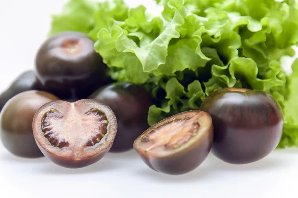 Variétés de tomates noires Kumata et légumes verts pour salades — Photo