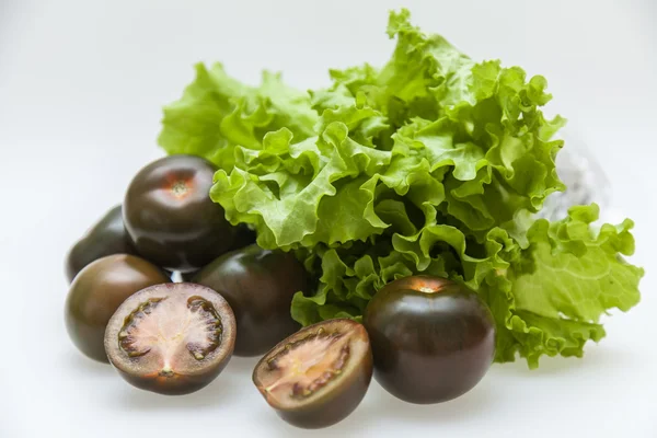 Variedades de tomate negro Kumata y verduras para ensaladas — Foto de Stock