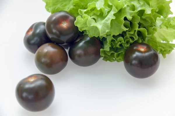 Schwarze Tomatensorten Kumata und Salat — Stockfoto