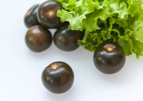 Siyah domates çeşitleri kumata ve marul — Stok fotoğraf