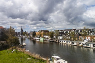 Amsterdam, the Nederland, 16 april 2012. typische stadsgezicht. residentiële boten aan de