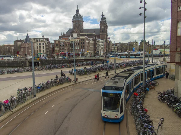 オランダのアムステルダム、2012 年 4 月 16 日。都市通りの路面電車します。 — ストック写真