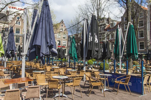 Amesterdão, Holanda. Mesas de café ao ar livre — Fotografia de Stock