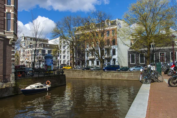 Ámsterdam, Países Bajos. Típico paisaje urbano. Casas antiguas en el canal en el centro de la ciudad — Foto de Stock